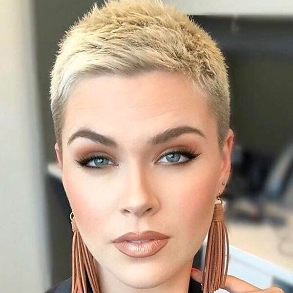 Spiky Blonde Hairstyles- a woman wearing an earrings