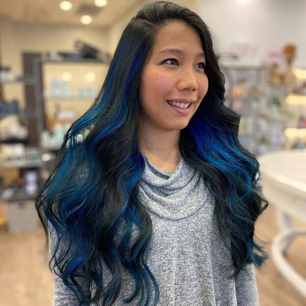 Blue Hairstyles for Round Faces- a woman wearing a gray sweater